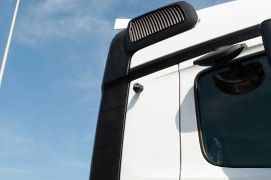 LKW mit montierter AXION AI40 Kamera des Abbiegeassistenten